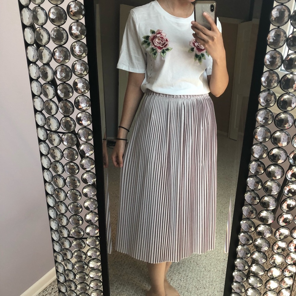 Super cute Zara mauve metallic  midi skirt!